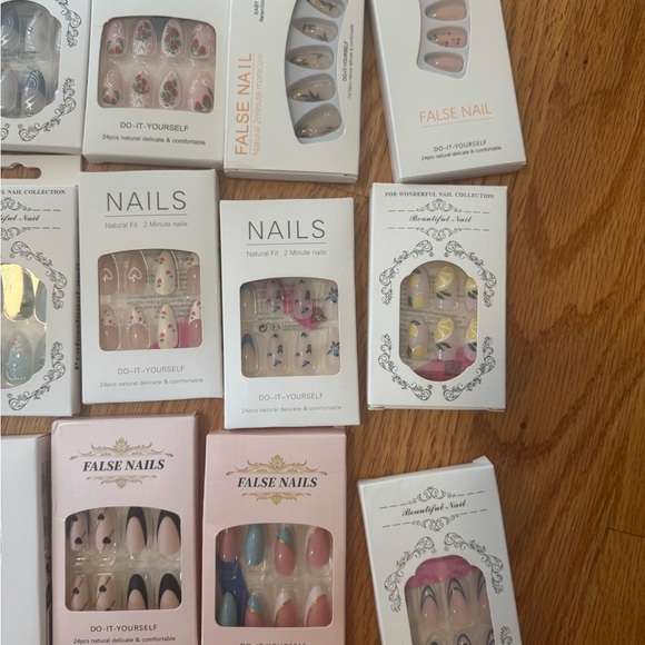 Assorted Press-On Nails Set - Picture 5 of 7